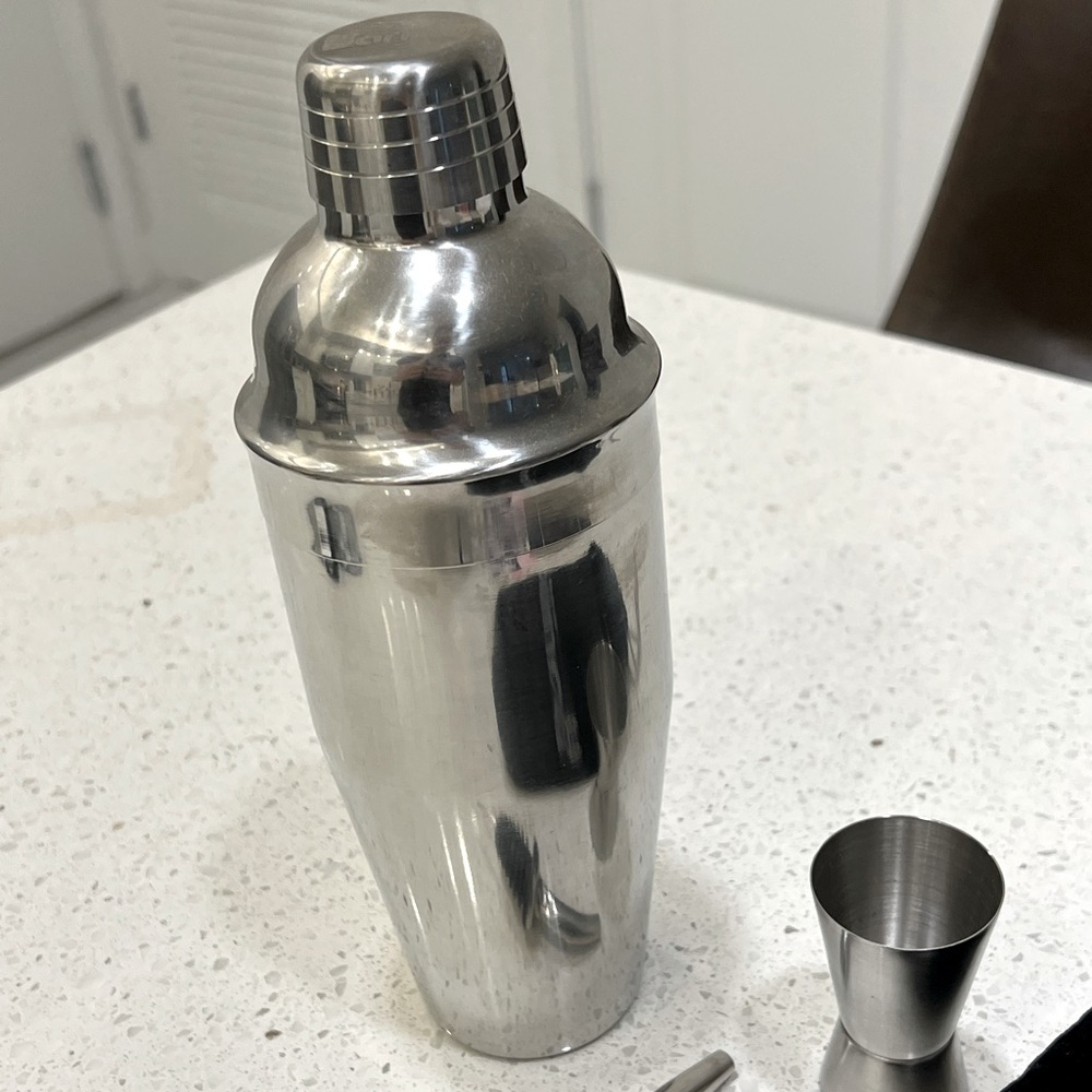 Barillio shaker and cocktail kit